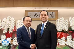 Le ministre des Sciences et des Technologies, Vu Hai Quan (gauche), et le ministre japonais des Affaires intérieures et des Communications, Fujii Hisayuki. Photo: VNA