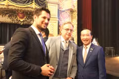 Le ministre-président de Wallonie Adrien Dolimont, le Premier ministre belge Bart De Wever et l'ambassadeur nguyên Van Thao. Photo: VNA