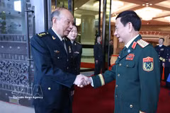 Le général Phan Van Giang, vice-Premier ministre et ministre de la Défense (droite) et e général de corps d’armée Zhang Shengmin, vice-président de la Commission militaire centrale de Chine. Photo : VNA
