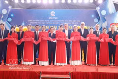 Cérémonie d'inauguration de la nouvelle usine de confection du groupe danois Spectre à Hung Yen. Photo: VNA