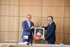 L’auditeur général adjoint de l’Audit d’État du Vietnam, Bui Quôc Dung (gauche) et le président de la SAO, Miloslav Kala. Photo: VNA