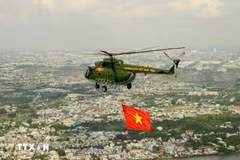 Un hélicoptère s'entraîne pour le défilé du 30 avril. Photo: VNA