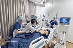 Les médecins de l’Hôpital Cho Rây, en coordination avec ceux de l’Hôpital Mat Troi Phu Quoc, prodiguent des soins intensifs aux victimes de l’accident de naufrage du canot à Phu Quôc. Photo: VNA