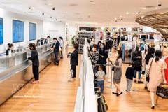 Des habitants font des achats dans un centre commercial. Photo: VNA