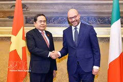 Le président de l’Assemblée nationale Trân Thanh Mân (gauche) et le président de la Chambre des députés d’Italie. Photo: VNA