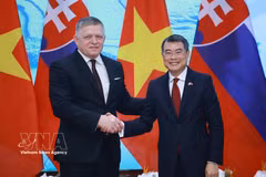 Le Premier ministre Lê Minh Hung (droite) et son homologue slovaque Robert Fico. Photo: VNA