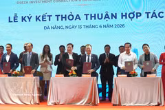 Cérémonie de signature d'accords de coopération entre les partenaires stratégiques pour le développement de la zone de libre-échange (FTZ) de Da Nang, le 13 juin 2026. Photo : VNA