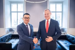 L’ambassadeur du Vietnam en Autriche, Vu Lê Thai Hoang (gauche), et le gouverneur Thomas Stelzer. Photo: VNA