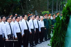 Le chef du gouvernement et les délégués présentes déposent des gerbes de fleurs et brûlé de l’encens devant le monument dédié à Trân Phu, premier secrétaire général du Parti ainsi qu’au mémorial des héros martyrs situé dans le parc Lê Thi Rieng. Photo: VNA