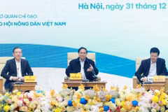 Le Premier ministre Pham Minh Chinh (au milieu) lors du dialogue avec les agriculteurs. Photo: VNA
