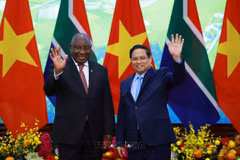 Le Premier ministre Pham Minh Chinh (droite) et le président sud-africain Matamela Cyril Ramaphosa. Photo: VNA