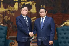 Le Premier ministre Pham Minh Chinh (droite) et le président la Commercial Aircraft Corporation of China (COMAC), He Dongfeng. Photo: VNA