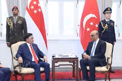 Le membre du Bureau politique et permanent du Secrétariat du Comité central du Parti communiste du Vietnam, Trân Câm Tu (gauche), et le président singapourien Tharman Shanmugaratnam. Photo: VNA
