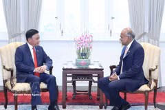 Le permanent du Secrétariat du Comité central du Parti communiste du Vietnam, Trân Câm Tu (gauche), et le ministre coordinateur de la Sécurité nationale et ministre de l'Intérieur de Singapour K. Shanmugam. Photo: VNA