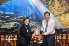Le président du Comité populaire de la province centrale de Quang Tri, Lê Hông Vinh (droite) et l’ambassadrice des États-Unis au Vietnam, Jennifer Wicks. Photo : VNA