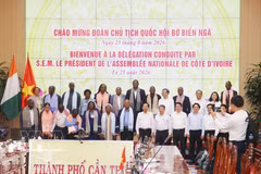 Le président de l’Assemblée nationale ivoirienne, Patrick Achi et les dirigeants de la ville de Cân Tho. Photo: VNA