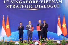 Le membre du Bureau politique et ministre des Affaires étrangères Lê Hoài Trung et le ministre singapourien des Affaires étrangères Vivian Balakrishnan échangent la Déclaration commune sur la Stratégie de connectivité technologique Vietnam-Singapour. Photo: VNA