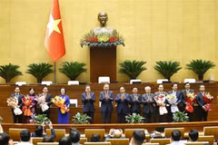 Le secrétaire général du Parti, Tô Lâm, le Premier ministre, Pham Minh Chinh, le président de l'Assemblée nationale, Trân Thanh Mân, ainsi que les autres dirigeants du Parti et de l'État offrent des fleurs aux vice-Premiers ministres, ministres et présidents de Commissions de l'Assemblée nationale. Photo: VNA