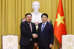 Le président de la République Luong Cuong (droite) et le chef du bureau présidentiel de la Mongolie, Gombojav Zandanshatar. Photo: VNA