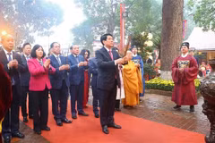 Le président de la République, Luong Cuong, préside une cérémonie d'offrande d'encens dans la cour du palais Kinh Thiên, au cœur de la citadelle impériale de Thang Long, à Hanoï. Photo: VNA