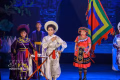 Un numéro artistique interprété par les artistes de la troupe du théâtre rénové Vàm Cỏ (Tây Ninh). Photo: VNA