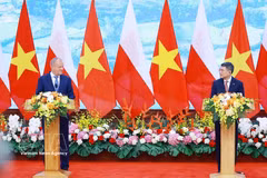 Le Premier ministre Le Minh Hung (droite) et son homologue polonais Donald Tusk. Photo: VNA