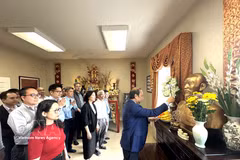 L’ambassade du Vietnam aux États-Unis a organisé une cérémonie du souvenir à la « Maison du Vietnam » à Washington. Photo: VNA