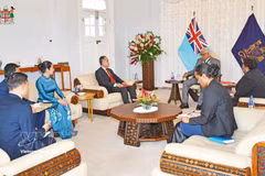 Le président fidjien, Ratu Naiqama Tawakecolati Lalabalavu, reçoit l’ambassadeur du Vietnam en Nouvelle-Zélande, également accrédité auprès des Fidji, Phan Minh Giang. Photo: VNA
