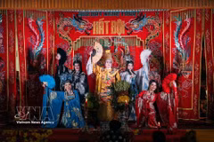 Une représentation artistique à l’occasion de la fête Ky Yên organisée dans des sites historiques et maisons communales. Photo : VNA