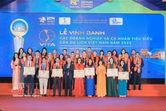 80 personnalités et 141 entreprises touristiques distinguées. Photo: VNA