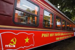 Le train touristique à deux étages “Hanoi cinq portes”. Photo: VNA