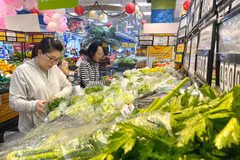 Des habitants font des achats dans un supermarché à Hô Chi Minh-Ville. Photo: VNA