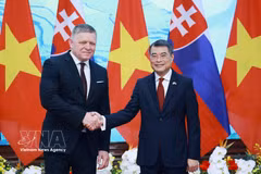 Le Premier ministre Lê Minh Hung (droite) et son homologue slovaque, Robert Fico. Photo: VNA
