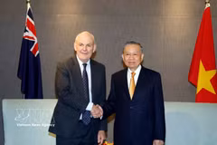Le secrétaire général du Parti communiste du Vietnam et président de la République, Tô Lâm (droite) etle président par intérim de l’Association d’amitié Nouvelle-Zélande-Vietnam , Steven Joyce. Photo: VNA