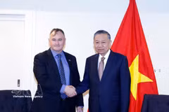 Le secrétaire général du Parti et président de la République, Tô Lâm, et Craig Bradshaw, directeur général d’EQ Resources Limited (gauche). Photo: VNA