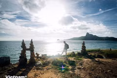 Le lever du soleil à Con Dao vu par les touristes vietnamiens. Photo: VietnamPlus