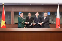 Le général de corps d’armée Hoang Xuân Chiên, vice-ministre de la Défense, Nguyên Minh Vu, vice-ministre permanent des Affaires étrangères, et leurs homologues japonais. Photo: VNA