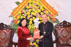 La membre du Bureau politique, secrétaire du Comité central du Parti et présidente du Comité central du Front de la Patrie du Vietnam (FPV), Bui Thi Minh Hoai et l'archevêque de Hanoï, Mgr Vu Van Thien, par ailleurs vice-président de la Conférence épiscopale du Vietnam. Photo: VNA