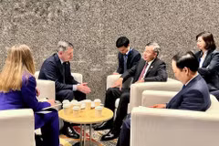 Le ministre vietnamien des Finances, Ngo Van Tuan (droite) rencontre Paschal Donohoe, directeur général et directeur du savoir. Photo: VNA