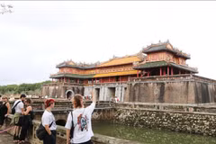 Des touristes étrangers à Huê. Photo: VNA
