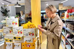 Des produits agricoles vietnamiens vendus dans un supermarché en France. Photo: VNA