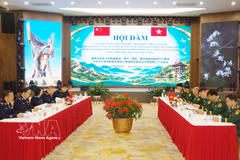 La 20e réunion au niveau provincial réunit les délégations des gardes-frontières des quatre provinces vietnamiennes de Diên Biên, Lai Châu, Tuyên Quang et Lao Cai et celle de la Station générale d’inspection des gardes-frontières à l’entrée et à la sortie du Yunnan, en Chine. Photo: VNA