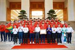 Le Premier ministre Lê Minh Hung et l’équipe nationale U17. Photo: VNA