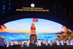 Le spectacle artistique réunissant des artistes vietnamiens de renom. Photo: VNA