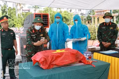Ninh Binh: Numérisation des informations afin de constituer une base de données unifiée destinée à la gestion, à la consultation et à l'identification des soldats tombés pour la Patrie. Photo : VNA