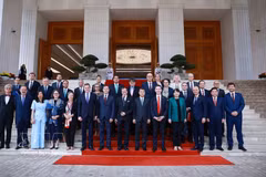 Le Premier ministre Le Minh Hung et les délégués. Photo: VNA