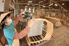 Production des meubles en bois pour les exportations. Photo: VNA