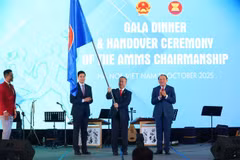 Le ministre de la Culture, des Sports et du Tourisme, Nguyên Van Hung, préside la cérémonie de remise de la présidence de la 9ᵉ Réunion ministérielle de l’ASEAN sur le sport (AMMS 9) à la délégation cambodgienne. Photo: bvhttdl.gov.vn