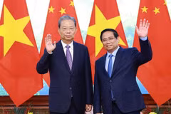 Le Premier ministre Pham Minh Chinh (droite) et le membre du Comité permanent du Politburo et président du Comité permanent de l'Assemblée populaire nationale (APN) de Chine, Zhao Leji. Photo: VNA