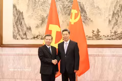 Lê Minh Tri, membre du Bureau politique, secrétaire du Comité central du Parti, chef de la Commission centrale des affaires intérieures et vice-président permanent du Comité directeur central pour la prévention et la lutte contre la corruption, le gaspillage et les pratiques malsaines (gauche) et Chen Wenqing, membre du Bureau politique et secrétaire de la Commission centrale des affaires politiques et juridiques du Parti communiste chinois (PCC), le 15 juillet à Pékin. Photo: VNA